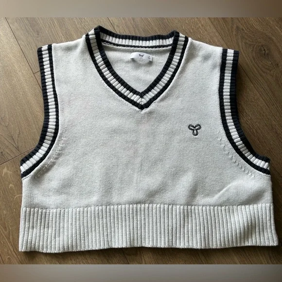 TNA- White Sleeveless Knit Vest with Black Trim - Picture 2 of 5